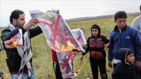 Palestinos queman fotos de Trump y Netanyahu y claman por Al-Quds