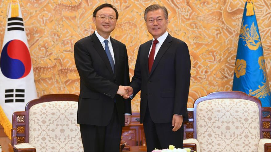 El consejero de Estado de China, Yang Jiechi (izda.), y el presidente de Corea del Sur, Moon Jae-in, en Seúl, 30 de marzo de 2018.