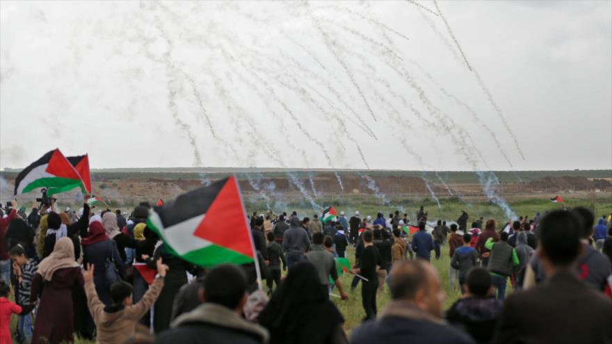 Fuerzas israelíes lanzan gas lacrimógeno contra manifestantes palestinos durante en el Día de la Tierra al este de Gaza, 30 de marzo de 2018.