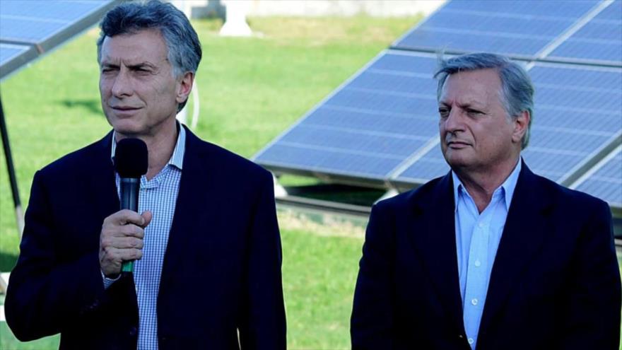El presidente argentino, Mauricio Macri (izda.), junto a su ministro de Energía, Juan José Aranguren.