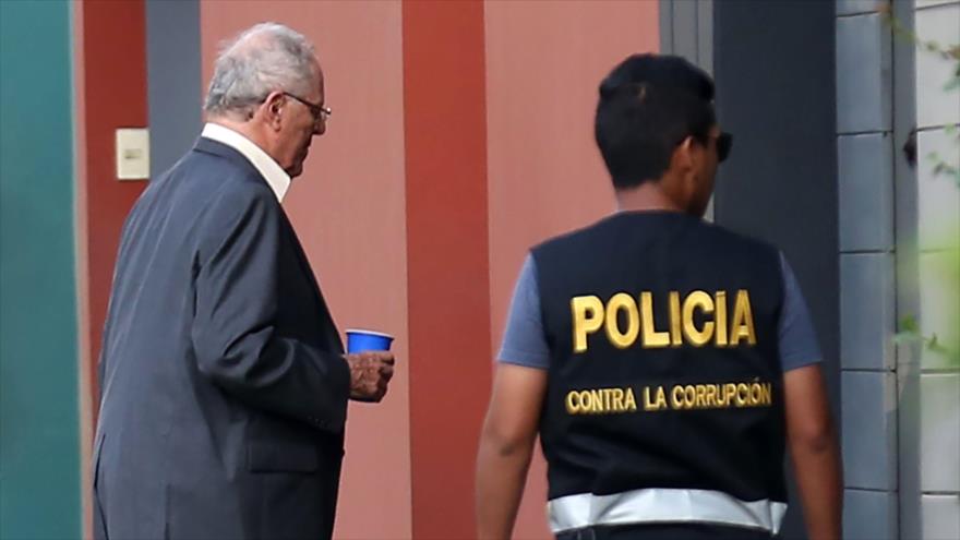 El expresidente de Perú, Pedro Pablo Kuczynski, entra en su casa después de ser investigado por Policía, en San Isidro (Lima), 24 de marzo de 2018.