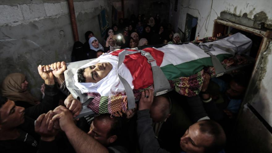 Palestinos llevan el cuerpo de un joven asesinado por el régimen de Israel durante las protestas en la Franja de Gaza, 31 de marzo de 2018.