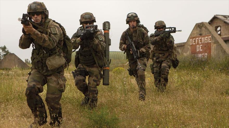 Soldados franceses durante ejercicios de entrenamiento con las fuerzas estadounidenses en Chabrieres, Francia.