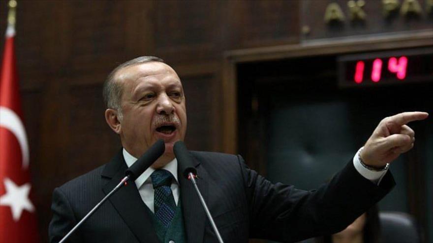 El presidente turco, Recep Tayyip Erdogan, ofrece un discurso ante miembros de su formación política AKP en Ankara, 20 de marzo de 2018.