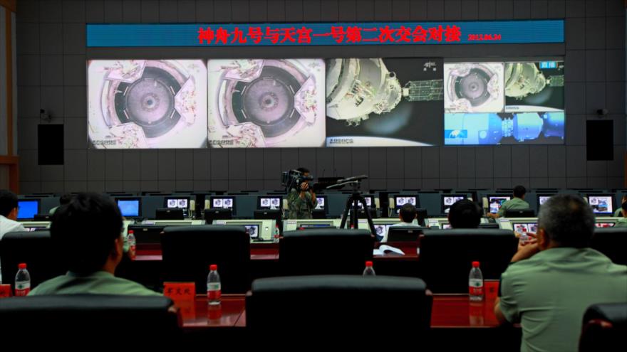 Técnicos chinos supervisan la nave espacial Shenzhou-9 mientras se prepara para conectarse con el módulo Tiangong-1, 24 de junio de 2012.