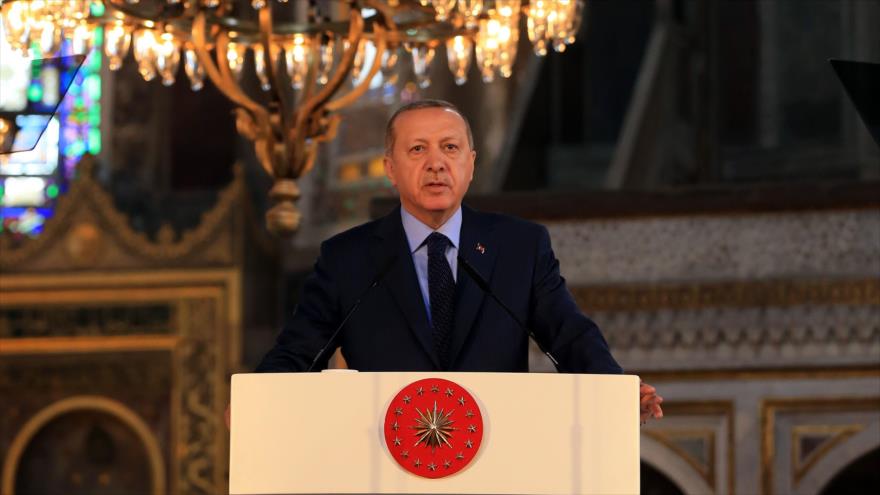 El presidente turco, Recep Tayyip Erdogan ofrece un discurso en la provincia de Adana (sur de TurquÃ­a), 31 de marzo de 2018.