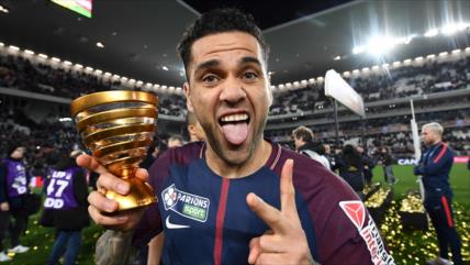 Dani Alves se convierte en futbolista más laureado de la historia