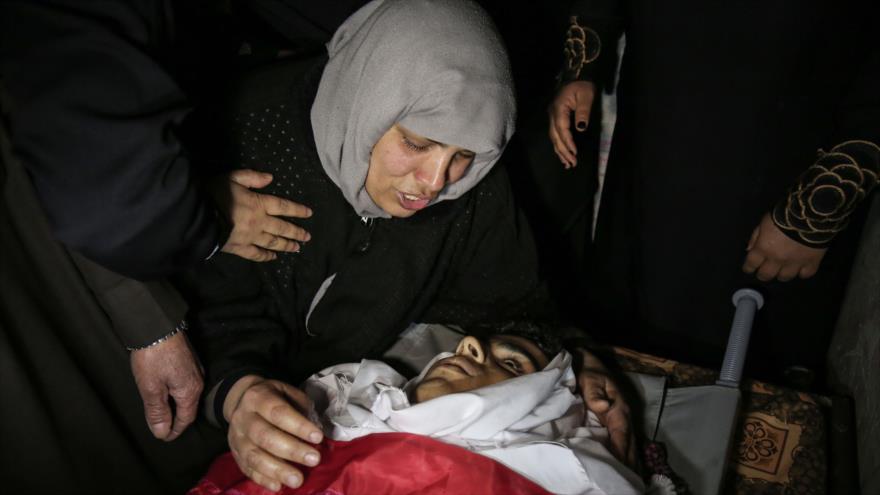 La madre del palestino Ibrahim Abu Shaer, asesinado por las fuerzas israelíes en la Franja de Gaza, el 31 de marzo de 2018.