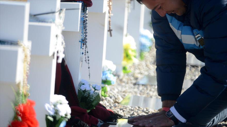 Un familiar de un soldado argentino fallecido en la guerra de las Malvinas en el cementerio militar de Darwin, 26 de marzo de 2018.