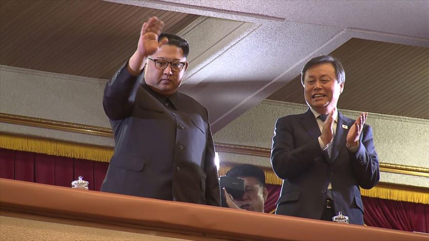 Vídeo: Kim acude a concierto de cantantes surcoreanos en Pyongyang