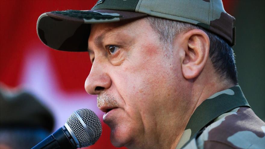 Recep Tayyip Erdogan, presidente de Turquía, en una visita a las unidades fronterizas del Ejército turco en la provincia de Hatay, 1 de abril de 2018.