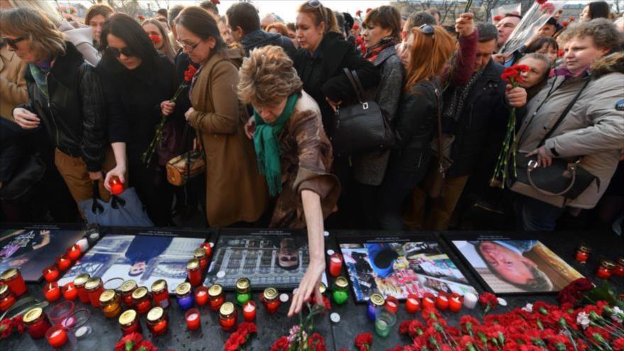 Ciudadanos rusos colocan flores y velas en honor a las víctimas de la explosión del 3 de abril en el metro de San Petersburgo.