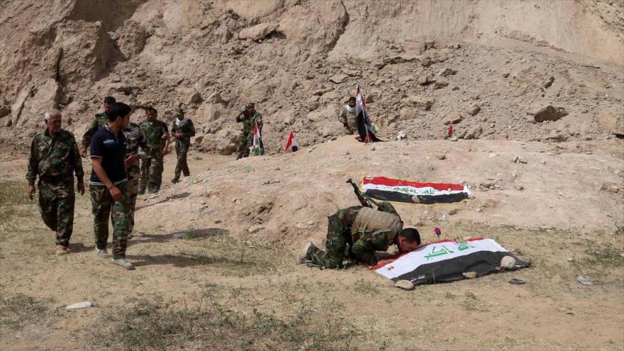 Fuerzas iraquíes hallan una fosa común que contiene cuerpos de los cadetes del campo de Speicher.