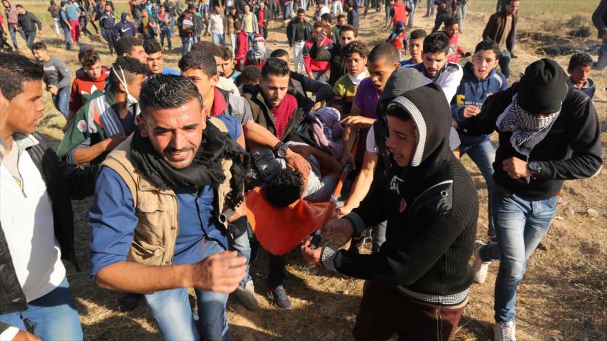 Un palestino baleado por las fuerzas de guerra de Israel en la Franja de Gaza, 2 de abril de 2018.