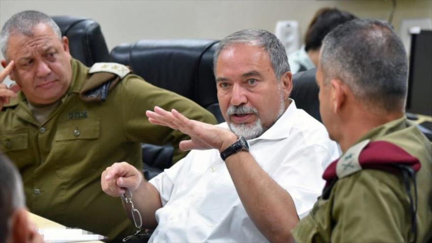 El ministro israelí de asuntos militares, Avigdor Lieberman, habla con comandantes del ejército.