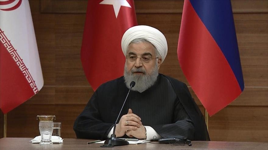 El presidente iraní, Hasan Rohani, en una rueda de prensa mantenida en Ankara junto con sus homólogos de Rusia y Turquía, 4 de abril de 2018.