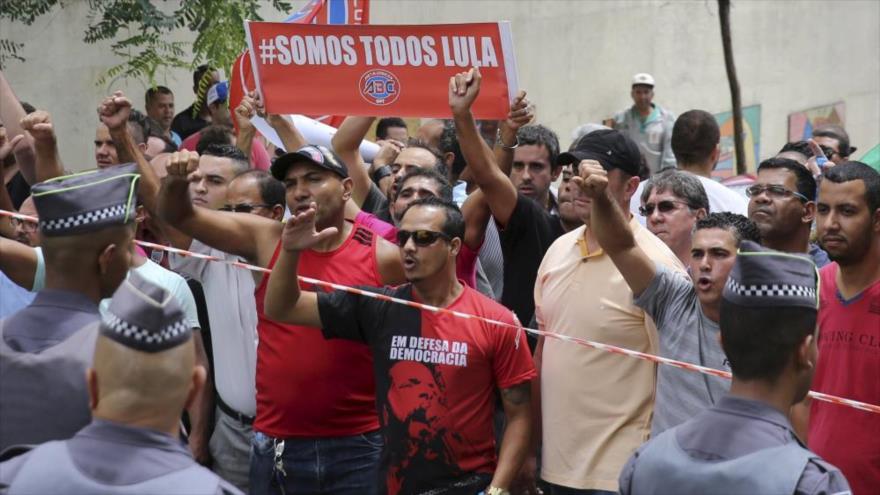 Miles de brasileños se movilizan a favor de la libertad de Lula 