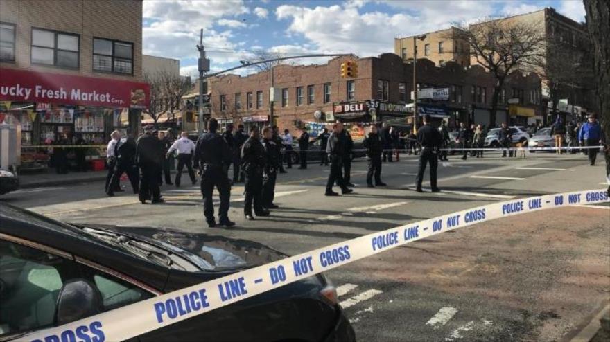 Varios agentes de la Policía de Nueva York desplegados en el escenario del tiroteo, 4 de abril de 2018.