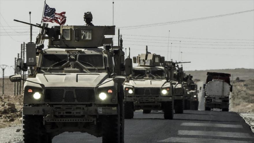 Tropas estadounidenses a bordo de vehículos blindados en la ciudad siria de Kobani (norte).