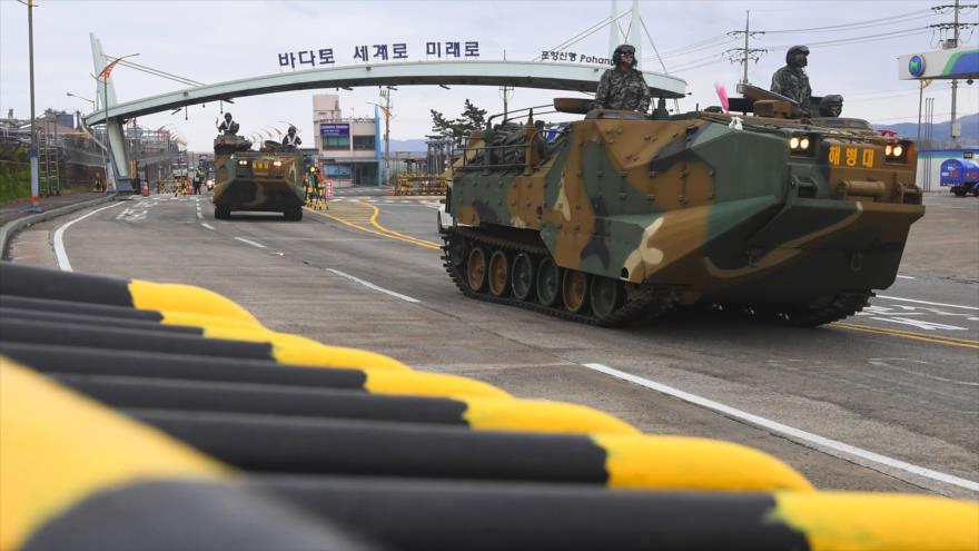 Los vehículos militares surcoreanos llegan a Pohang para participar en las maniobras conjuntas con EE.UU., 5 de abril de 2018.