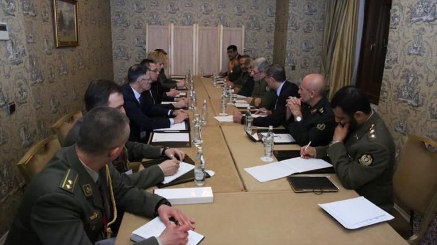 Reunión entre el ministro iraní de Defensa, Amir Hatami, con su homólogo serbio, Aleksandar Vulin, en Moscú (capital rusa), 5 de abril de 2018.