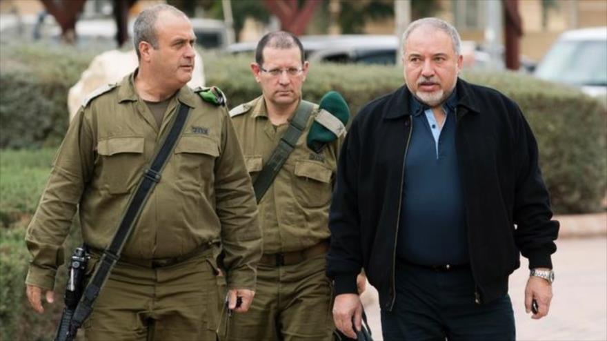 El ministro israelí de asuntos militares, Avigdor Lieberman (dcha.).