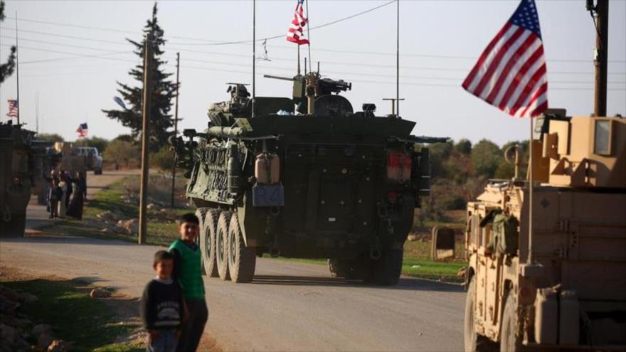 Un convoy de vehículos blindados de EE.UU. se moviliza cerca de la localidad de Yalanli, al oeste de Manbiy, norte de Siria, 5 de marzo de 2017.