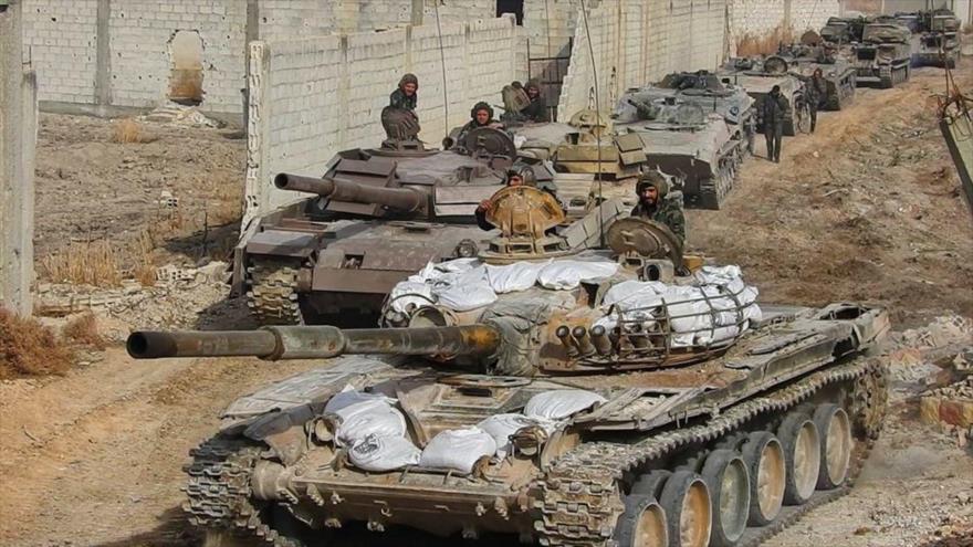 Tanques del Ejército sirio en campo de batalla.