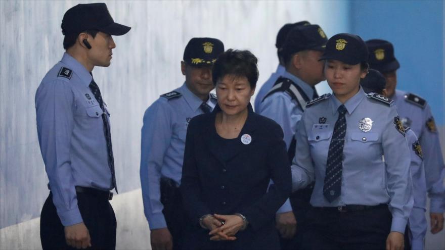 Tribunal surcoreano condena a expresidenta a 24 años de cárcel 