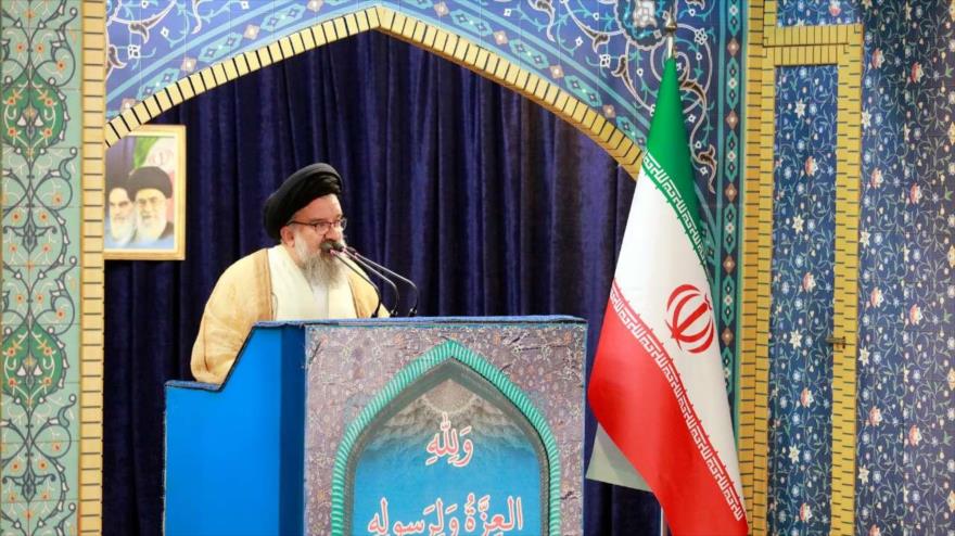 El ayatolá Seyed Ahmad Jatami ofrece su sermón del rezo del viernes en Teherán, 6 de abril de 2018.