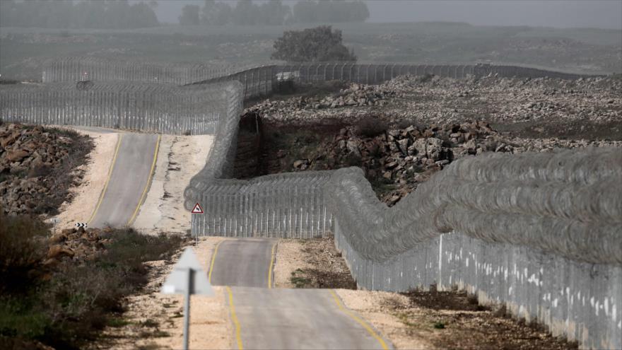 Una foto tomada el 8 de marzo de 2018 muestra la cerca fronteriza que separa Siria con los altos de Golán, ocupados por Israel.