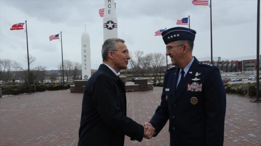 El secretario general de la OTAN, Jens Stoltenberg (izda.), saluda al jefe de Stratcom, el comandante John E. Hyten, en Nebraska, 6 de abril de 2018.