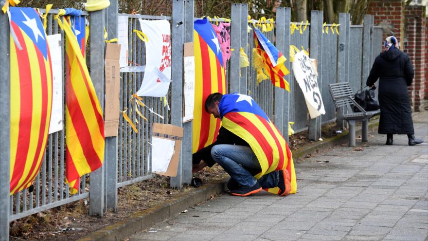 Banderas independentistas catalanas en la valla de la prisión de Neumuenster, en Alemania, donde estaba detenido Carles Puigdemont, 4 de abril de 2018.