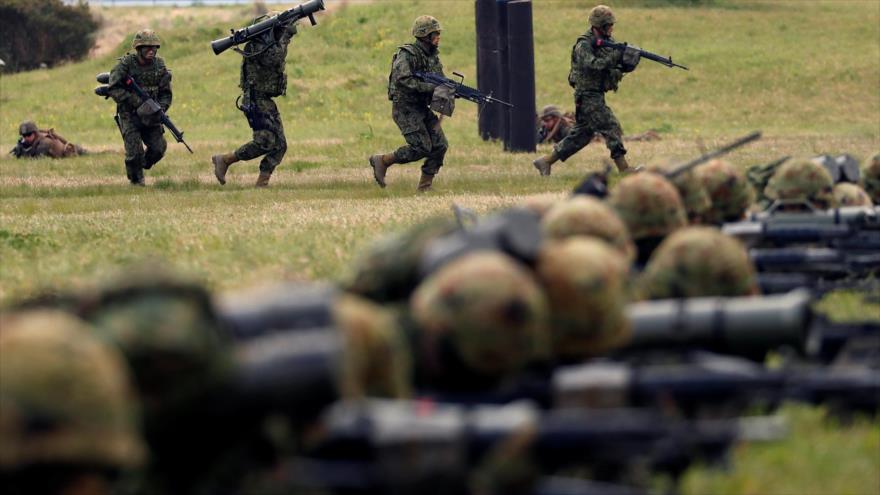 Soldados japoneses participan en una maniobra militar en una base de la isla de Kyushu, suroeste de Japón, 7 de abril de 2018.