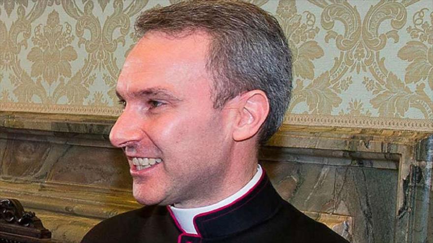 Carlo Alberto Capella, monseñor detenido por consultar imágenes de pornografía infantil.