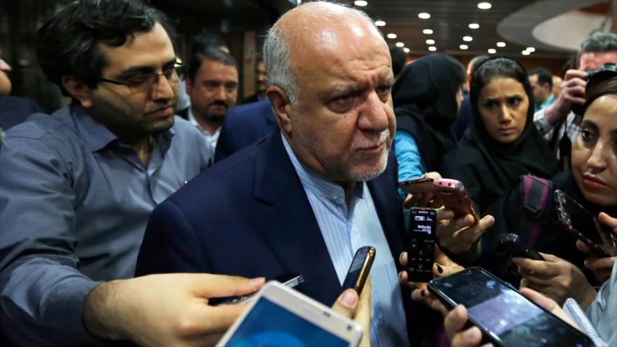 El ministro del Petróleo de Irán, Biyan Namdar Zangane, habla con los periodistas después de firmar un acuerdo petrolero en Teherán, 14 de marzo de 2018.