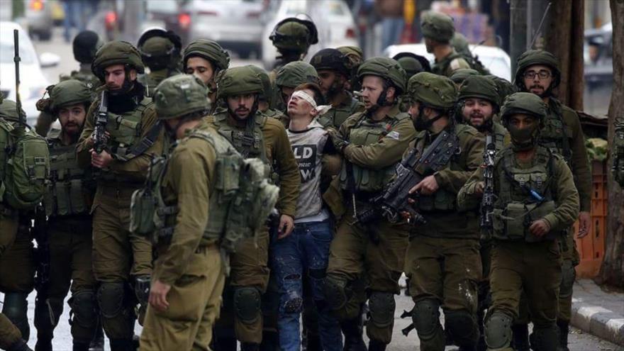 Fuerzas de guerra de Israel detienen a un palestino durante las protestas contra el régimen.