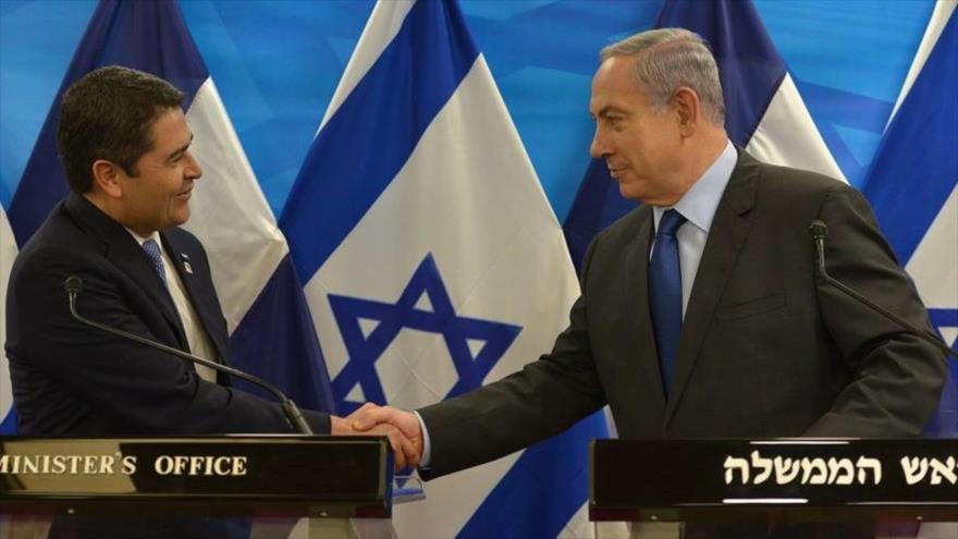El presidente de Honduras, Juan Orlando Hernández (izda.), saluda al primer ministro israelí, Benyamin Netanyahu.
