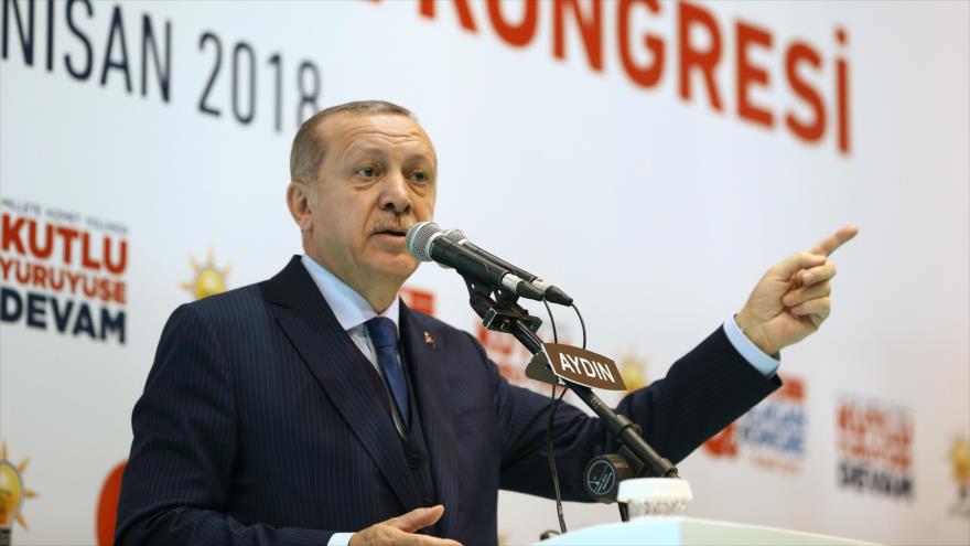 El presidente de Turquía, Recep Tayyip Erdogan, ofrece un discurso, 7 de abril de 2018.