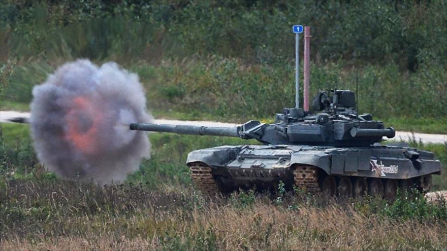 Un tanque T-90, de producción rusa, durante prácticas de tiro.