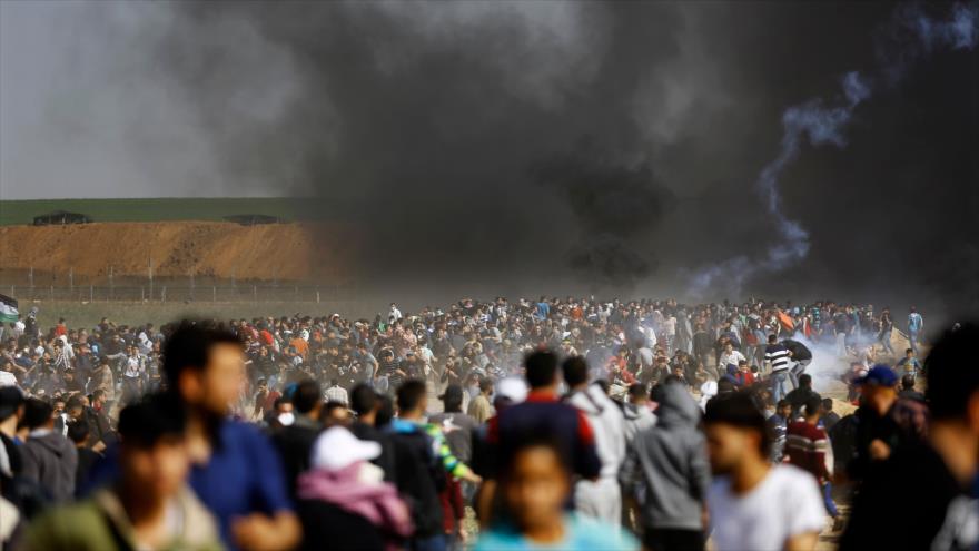 Fuerzas israelíes lanzan gases lacrimógenos para dispersar a los palestinos en una protesta entre los territorios ocupados y Gaza, 6 de abril de 2018.