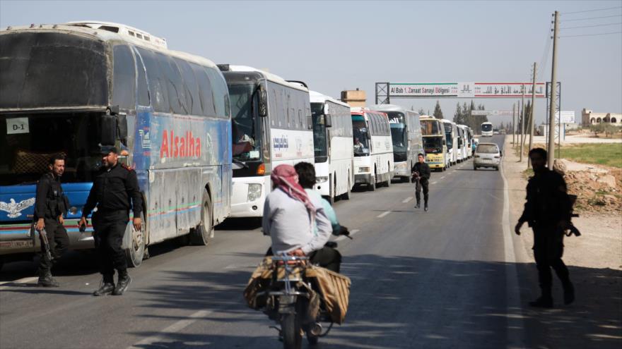 Los autobuses que transportan a los terroristas de Yeish Al-Islam y sus familias desde Duma llegan a la ciudad siria de Al-Bab, 5 de abril de 2018.