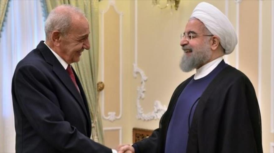El presidente iraní, Hasan Rohani (dcha.), y su homólogo libanés, Michel Aoun, se estrechan la mano. 