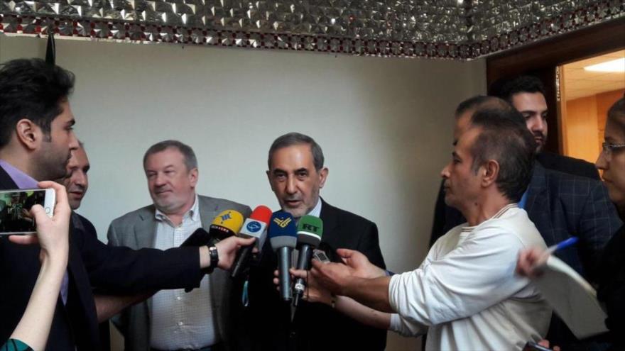 El asesor del Líder de la Revolución Islámica de Irán para Asuntos Internacionales, Ali Akbar Velayati, atiende a los medios de comunicación en Teherán.