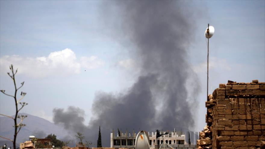 Una columna de humo producida tras ataques aéreos de cazas saudíes contra la capital yemení de Saná, 5 de april de 2018.