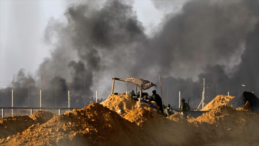 Soldados israelíes desplegados en la frontera que separa los territorios ocupados palestinos del sur de la Franja de Gaza, 6 de abril de 2018.