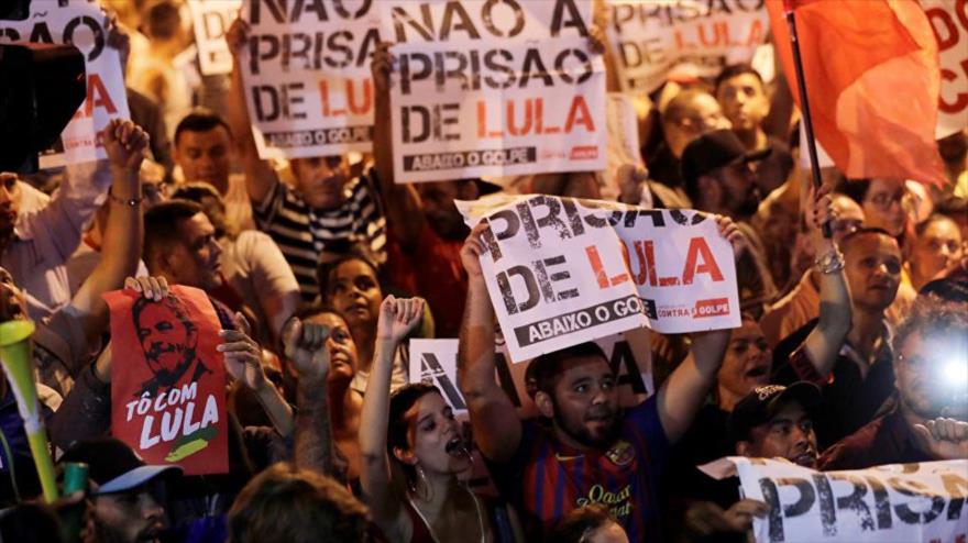 Brasileños protestan por el encarcelamiento del expresidente Luiz Inácio Lula da Silva.