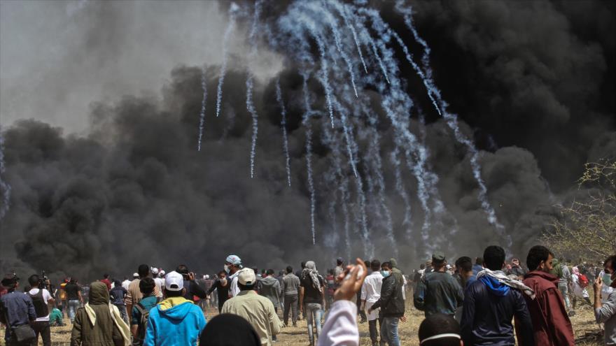 Fuerzas israelíes lanzan gases lacrimógenos para dispersar a los manifestantes palestinos en las fronteras de la Franja de Gaza, 6 de abril de 2018.