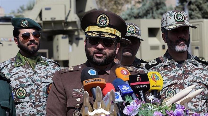 El comandante de la Base de Defensa Antiaérea Jatam Al-Anbia del Ejército iraní, el general de brigada Farzad Esmaili, habla con los medios.