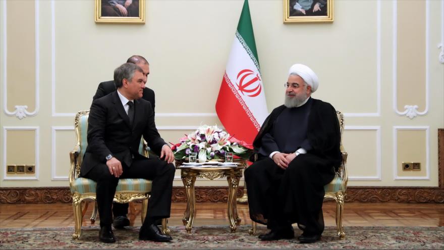 El presidente iraní, Hasan Rohani (dcha.), se reúne con el presidente de la Duma estatal rusa, Viacheslav Volodin, en Teherán, 9 de abril de 2018.